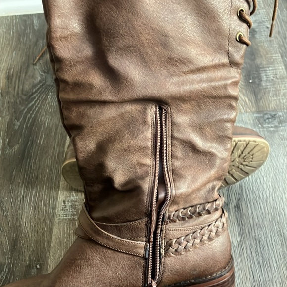 Cute fashion boots. Size 9 - Picture 4 of 5